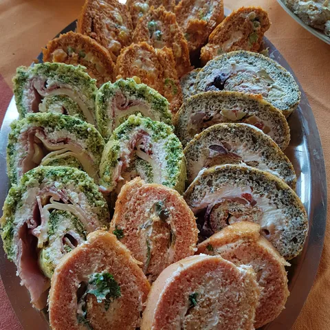 Šarene slane rolade sa sirom i nadjevima