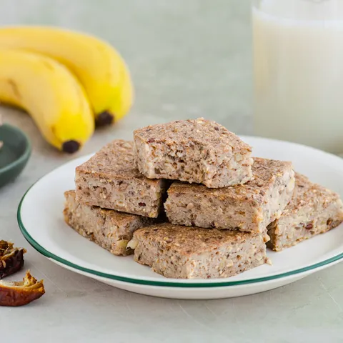 Date & matcha muesli kolač