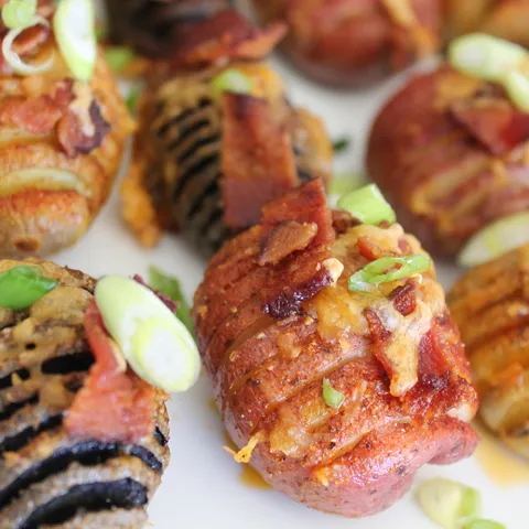 Peceni baby Hasselback krumpir sa sirom i pancetom