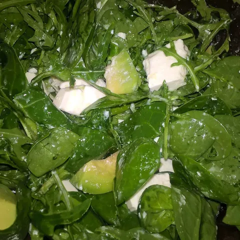 Brzinska salata s bebi špinatom, rukolom, avokadom i sirom