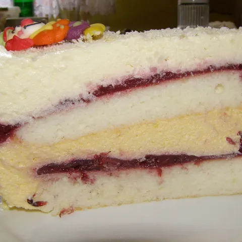 Torta od kupina, bijele čokolade i kokosa
