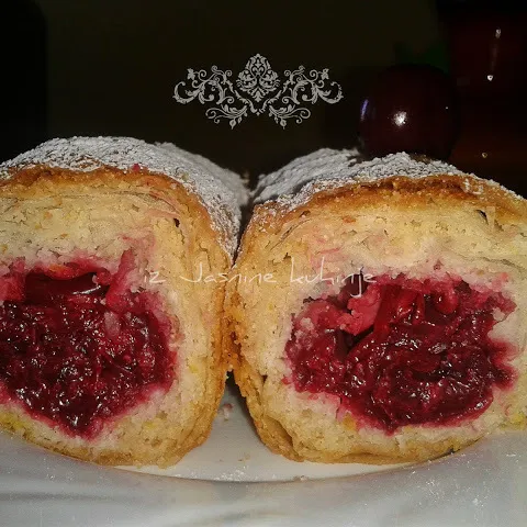Savijača sa višnjama
