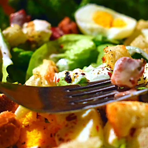 ''Cezar'' salata sa dimljenom slaninom i dodacima