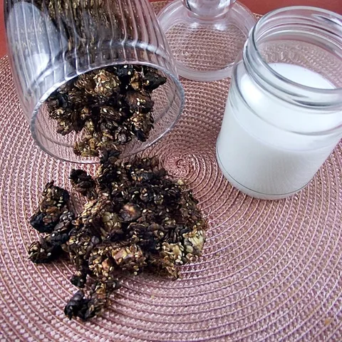 Granola sa suvim voćem i bananom