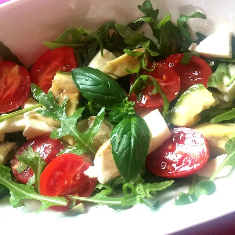 Avokado caprese salata