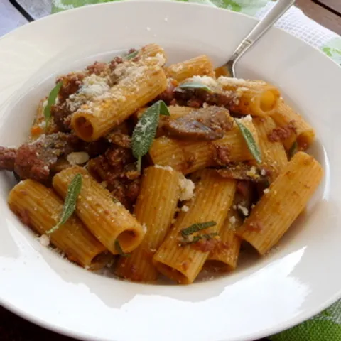 Rigatoni u Umaku od Mljevenog Mesa s Kaduljom i Gljivama