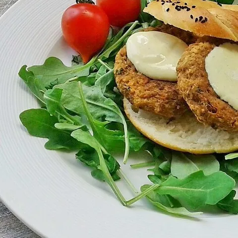 Pljeskavice od tunjevine i ovsenih pahuljica