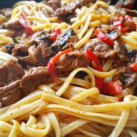 bavette sa mesom,paprikom i gljivama