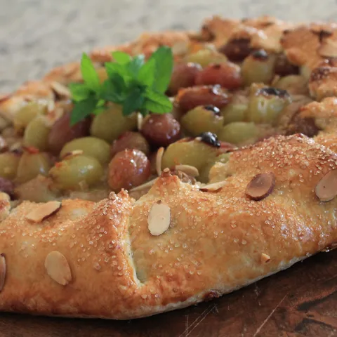 Vinogradski Tart sa nadjevom od badema i grozdja