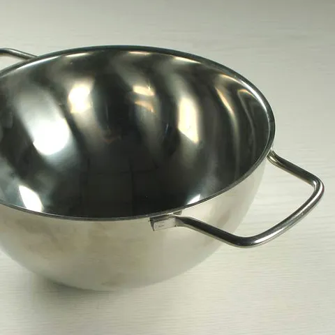 Metalna zdjela s ovalnim dnom