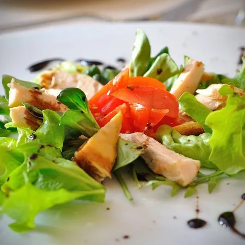 SALATA OD PUREĆIH PRSA I TARTUFA