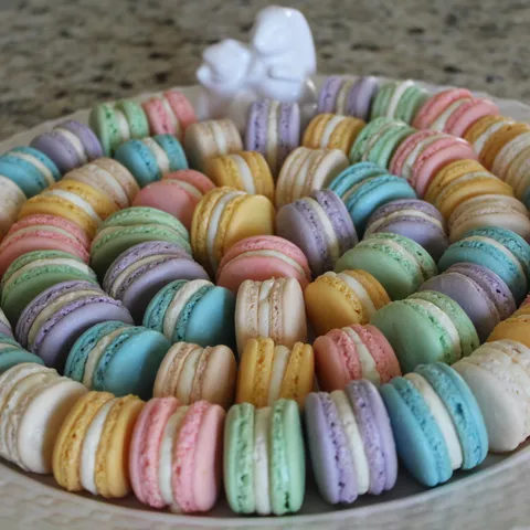 Sareni uskrsnji macarons sa razlicitim nadjevima
