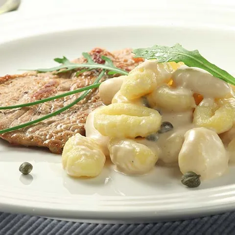 Teleći odresci s njokima u aromatičnom umaku