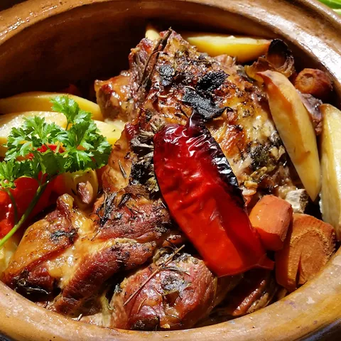 Pečenje mesa u glinenoj posudi s poklopcem