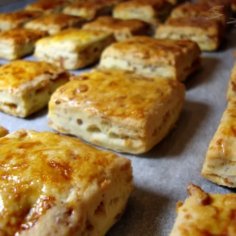Četvrtaste pogačice sa čvarcima