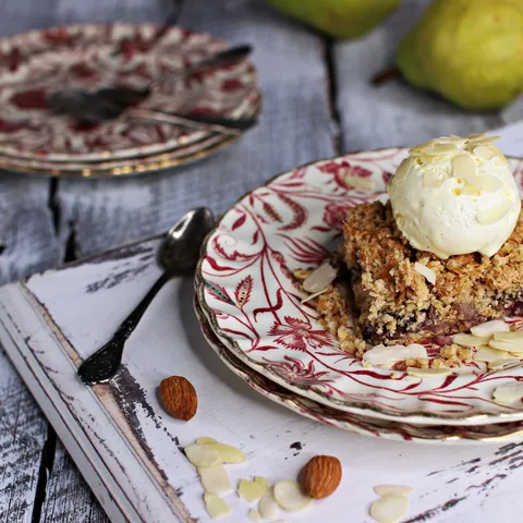 Crumble s kruškama i borovnicama