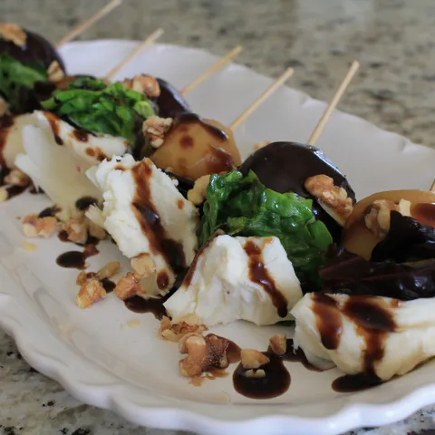 Salata - raznjici  od cikle i mozzarelle