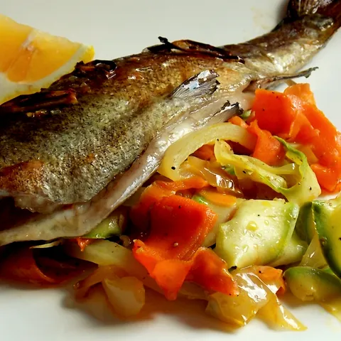 Pečena pastrmka, tikvice i šargarepa