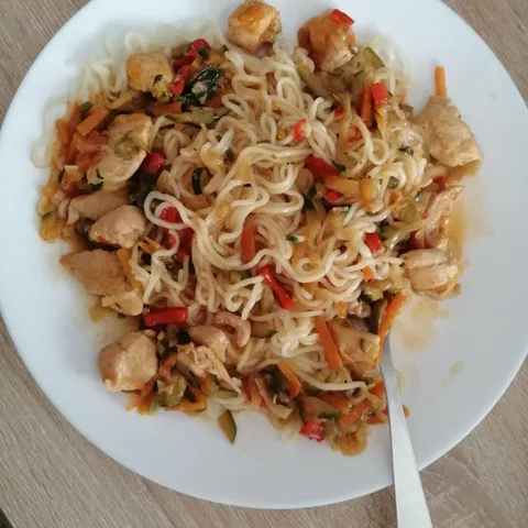 Wok s piletinom i kineskim rezancima