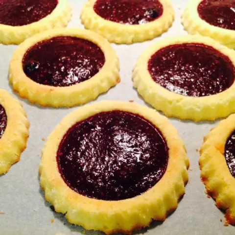 Mini tart sa šumskim voćem