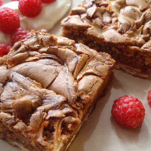 Cokoladni Brownies sa Malinom i Krem Sirom