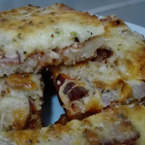 Sočna pica od starog hleba