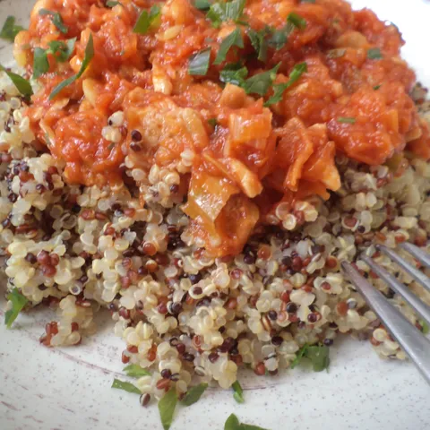 Tempeh bolonjez i kuhana quinoa