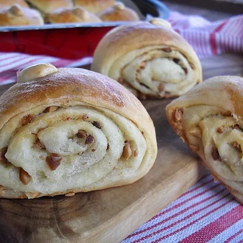 Lisnate kifle sa kikirikijem