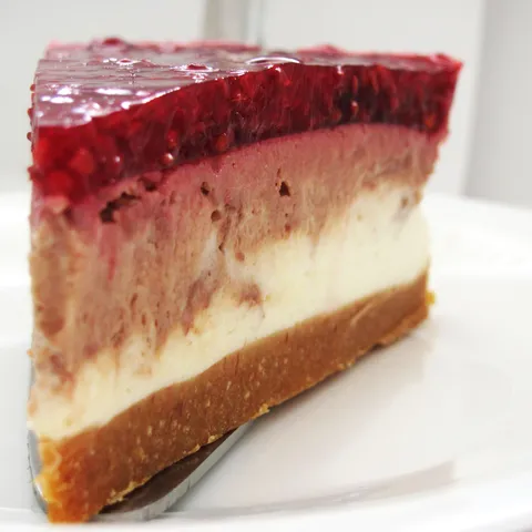 Malinasti cheesecake sa milka čokoladom