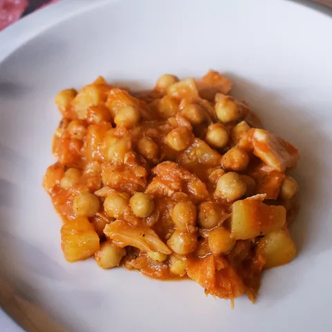 Bakalar sa slanutkom i slanim srdelama