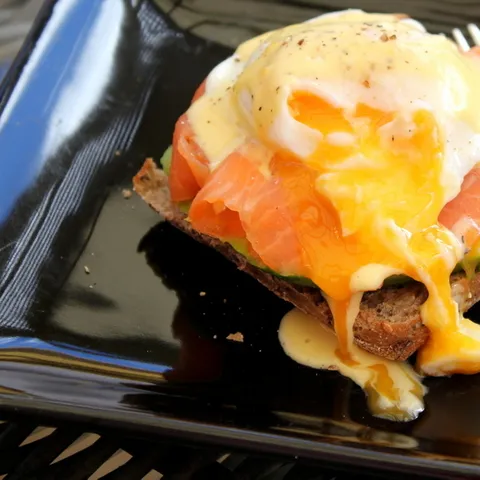 Dimljeni Losos, Avokado i Posirano Jaje (Avocado, Salmon and Eggs Benedict)