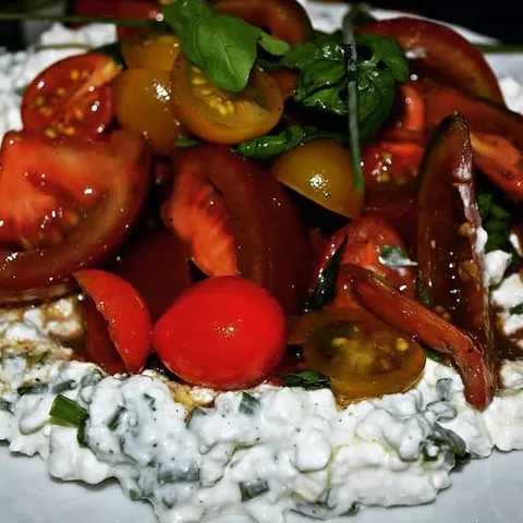 ღ Salata od pomidora i svježeg sira sa začinskim biljem