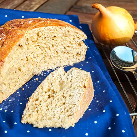 PAIN D'OIGNON - rusticni kruh s karameliziranim lukom