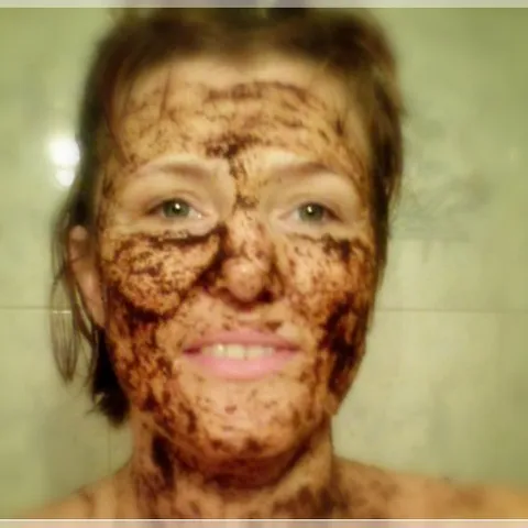 Peeling maska za umornu kožu na bazi kave