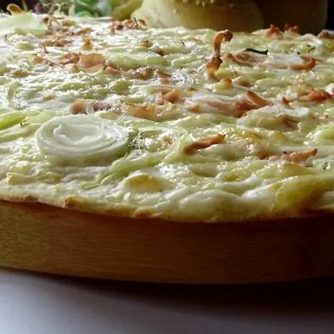 Bijela pizza na tortilji