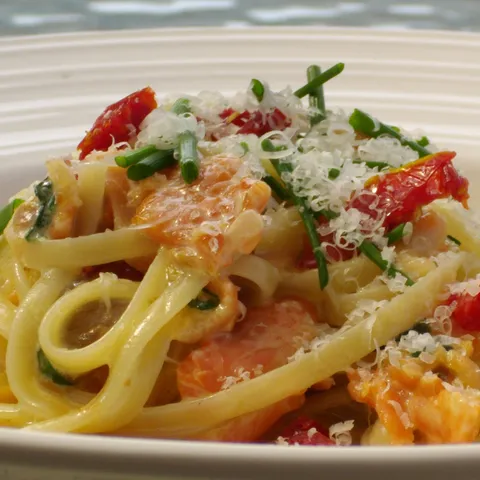 Fettucine sa dimljenim lososom