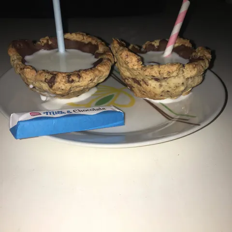 *Krašuljci-čaše s mlijekom*