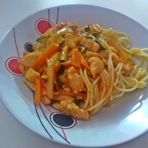 Wok piletina u slatko-kiselom umaku