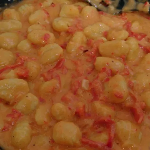 Gnocchi u kremastom sosu od paprike
