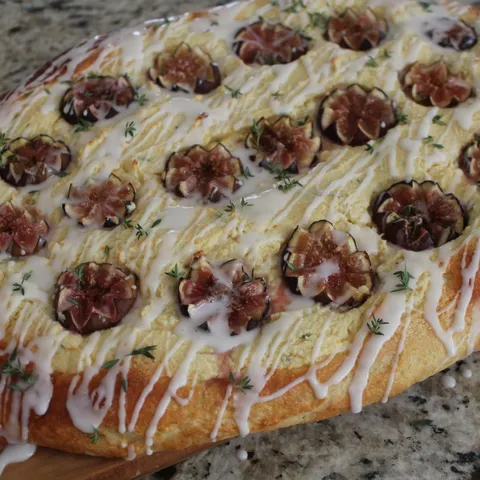 Brioche focaccia sa smokvama , sirom i bademima