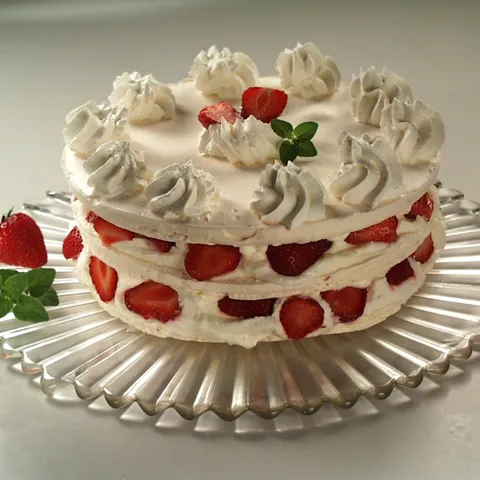 Baiser torta s jagodama