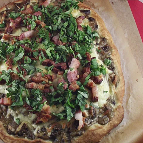 Pita kao pizza sa šampinjonima, slaninicom i bosiljkom