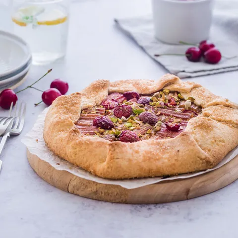 Frangipane galetta s rabarbarom i trešnjama