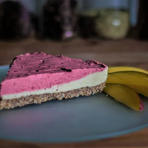 Sirova torta sa smokvama, mangom i jagodama