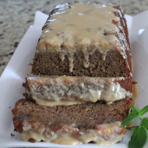 Banana bread sa karameliziranim bananama i karamel glazurom