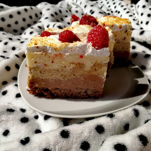 Penasta torta sa tri fila