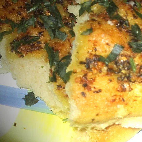 GARLIC I PARSLEY HEARTBREAD