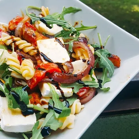 Pileća salata s pečenim lukom i brie sirom