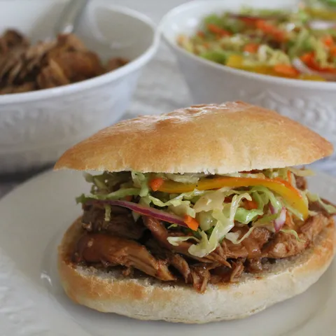 Pulled chicken sendvici