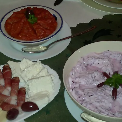Salata sa crvenim kupusom